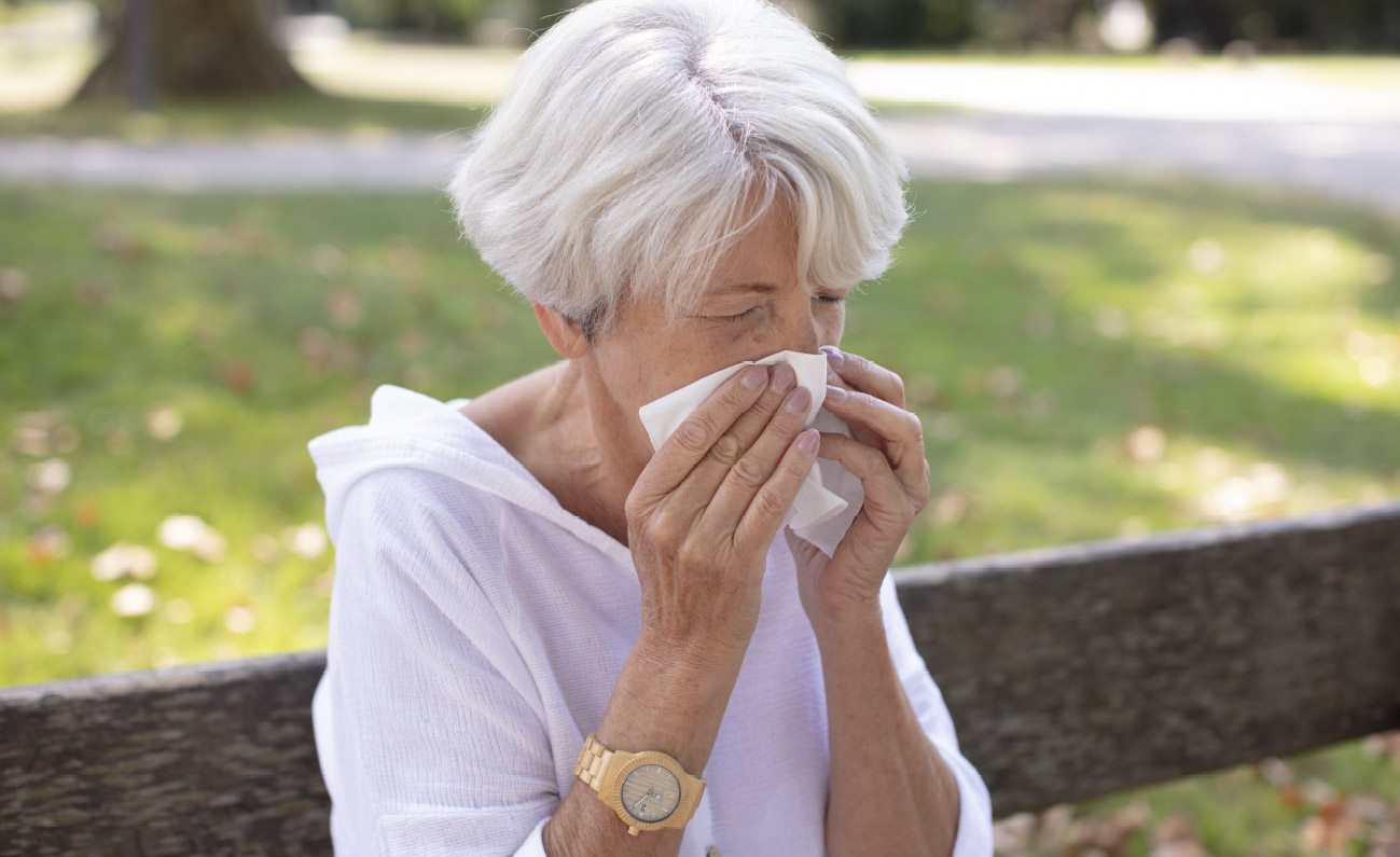 Seniorkvinde med pollenallergi